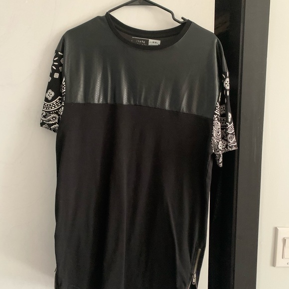 Long fit Black Tee w/ faux leather - Picture 1 of 2